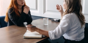 Photo of a woman speaking with an anxiety therapist to help improve her intrusive thoughts. With support in anxiety therapy in Atlanta, GA you can begin controlling your intrusive thoughts and learn the skills to manage.